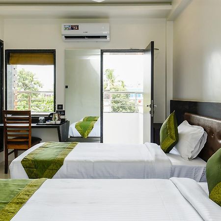 Treebo Malhaar Regency Hotel Chinchvad Bagian luar foto