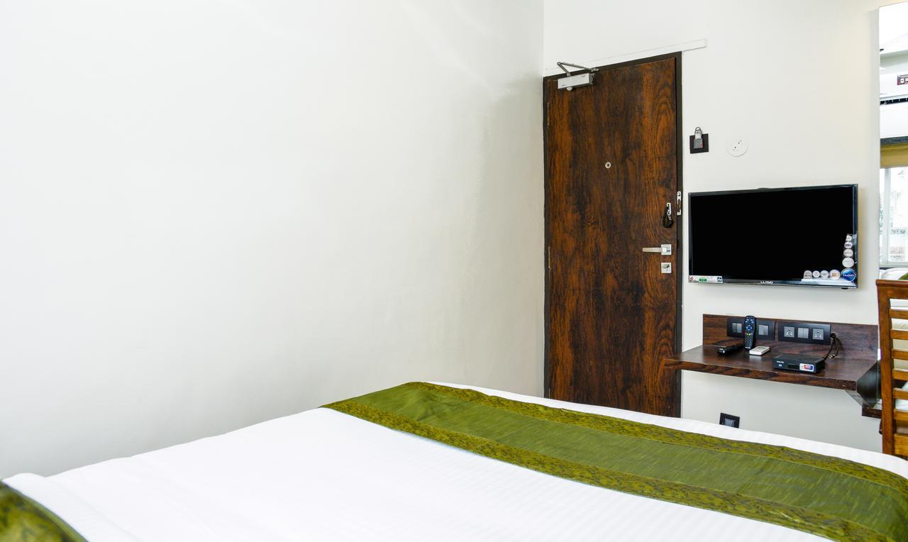 Treebo Malhaar Regency Hotel Chinchvad Bagian luar foto