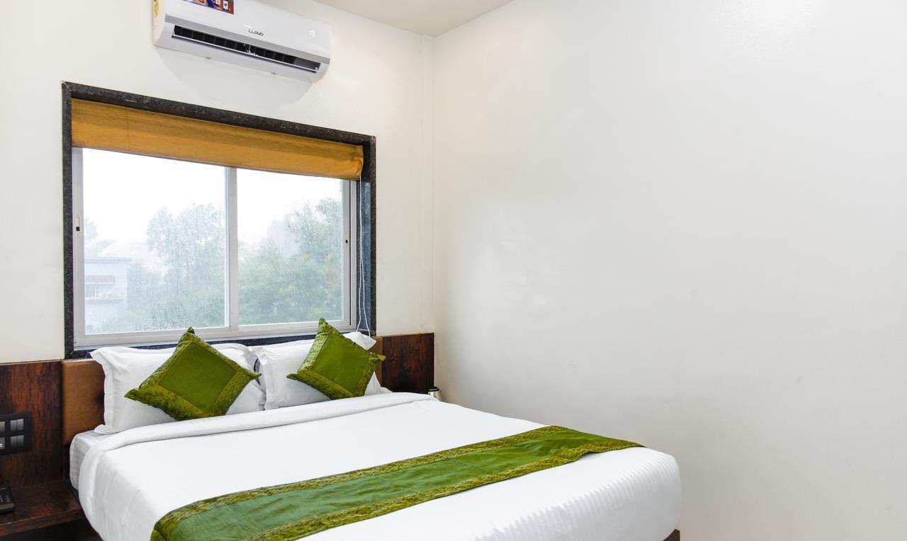 Treebo Malhaar Regency Hotel Chinchvad Bagian luar foto