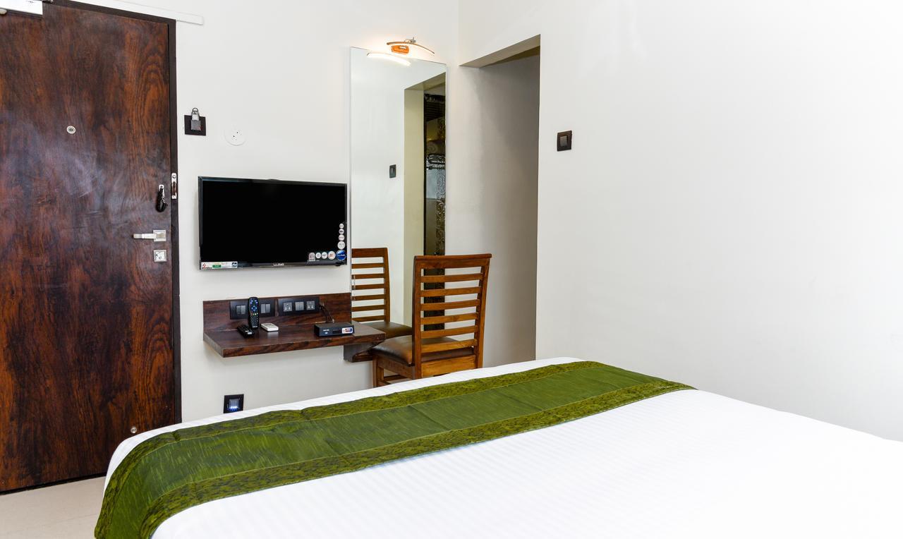 Treebo Malhaar Regency Hotel Chinchvad Bagian luar foto
