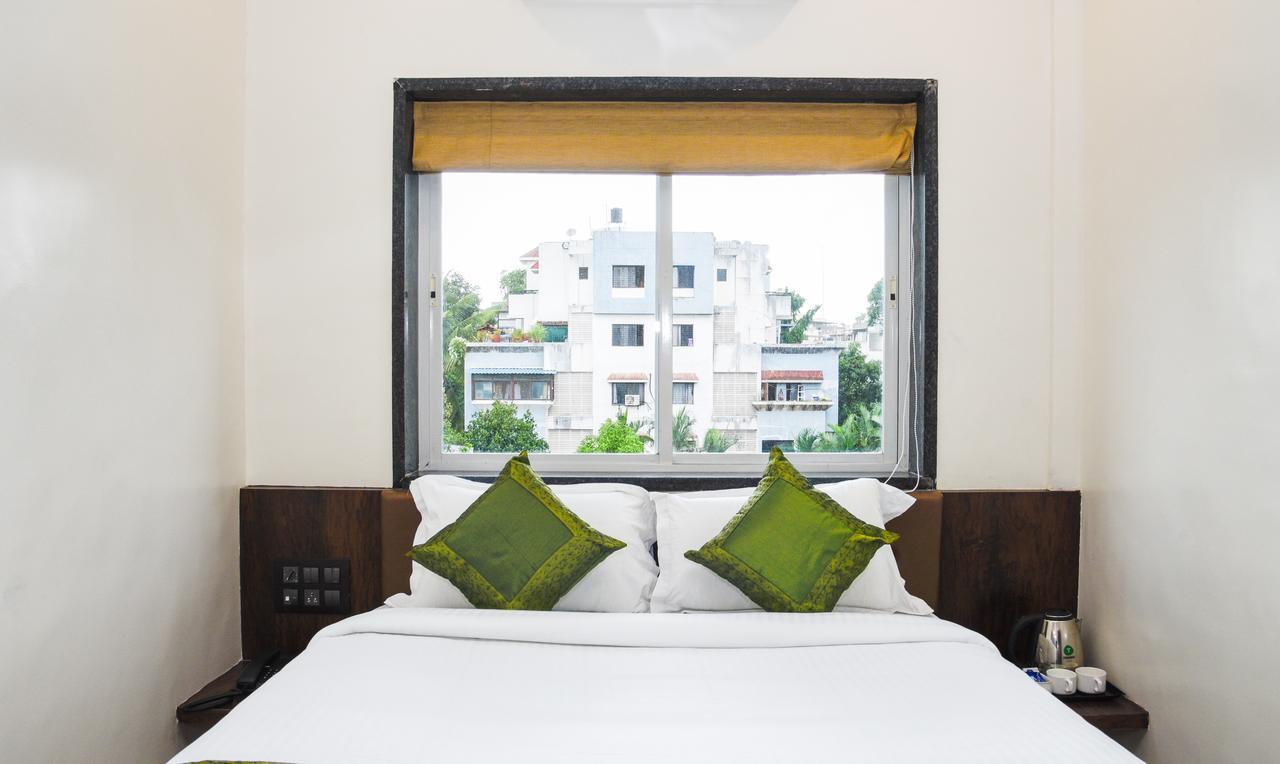 Treebo Malhaar Regency Hotel Chinchvad Bagian luar foto