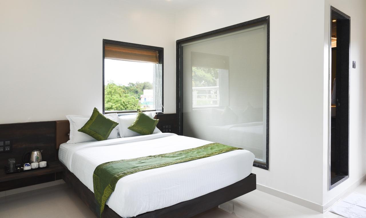Treebo Malhaar Regency Hotel Chinchvad Bagian luar foto