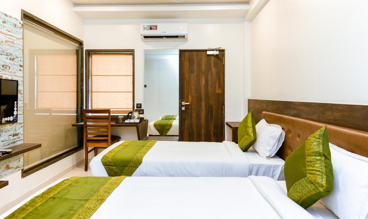 Treebo Malhaar Regency Hotel Chinchvad Bagian luar foto