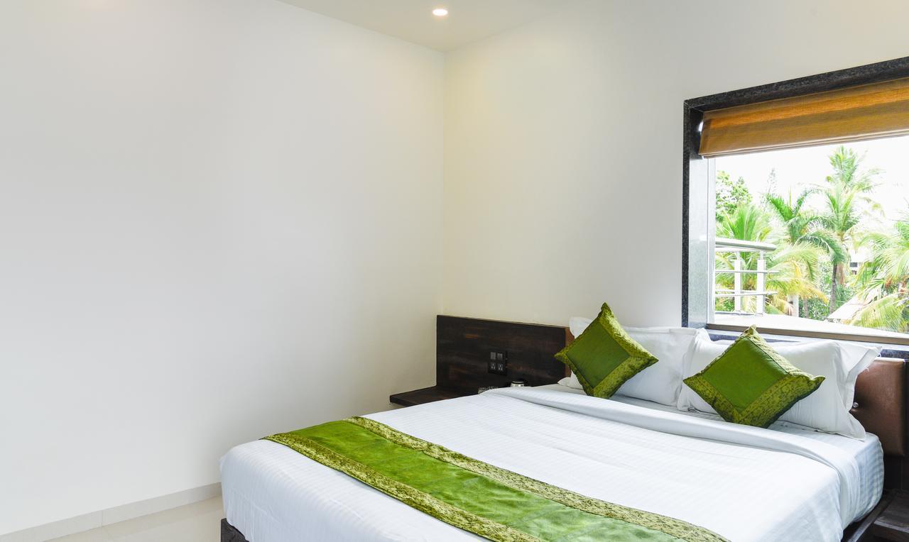 Treebo Malhaar Regency Hotel Chinchvad Bagian luar foto