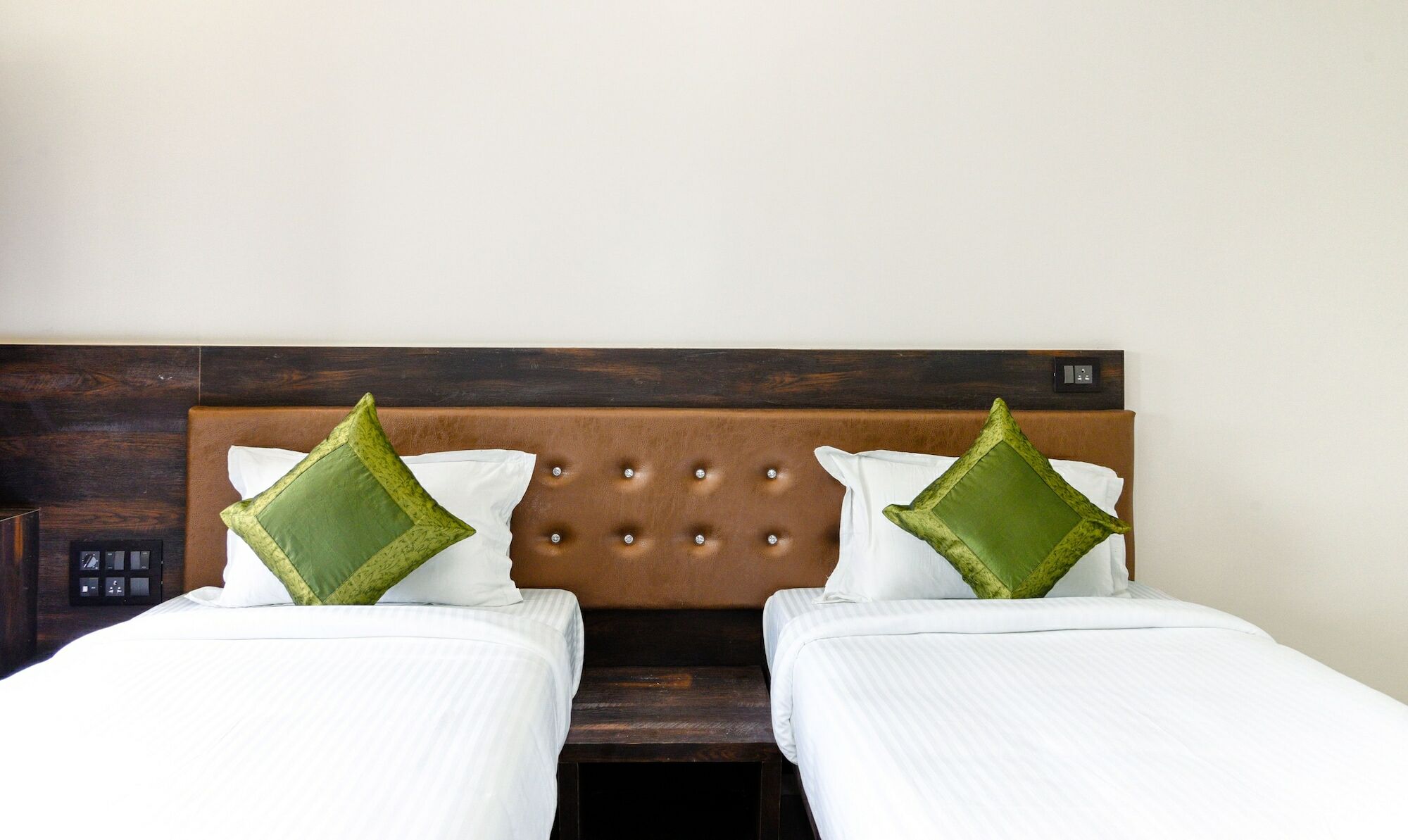 Treebo Malhaar Regency Hotel Chinchvad Bagian luar foto