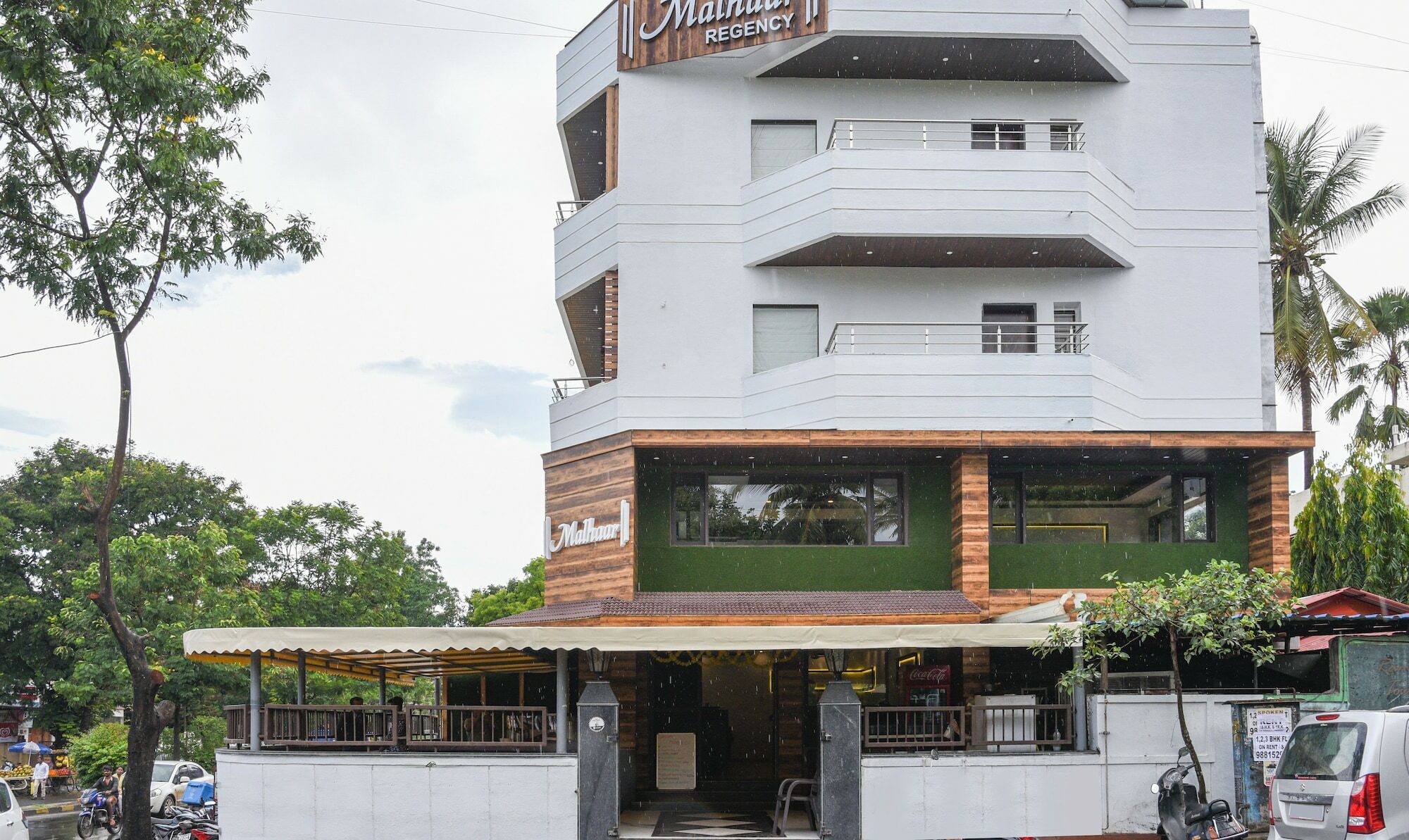 Treebo Malhaar Regency Hotel Chinchvad Bagian luar foto