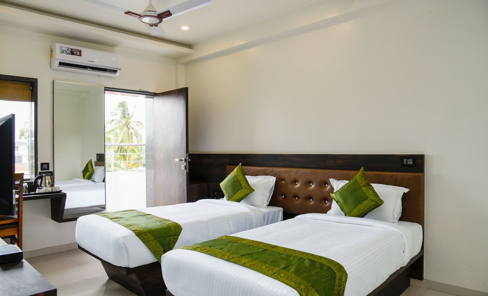 Treebo Malhaar Regency Hotel Chinchvad Bagian luar foto